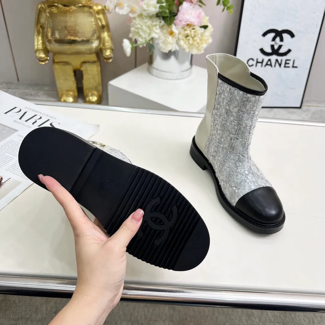 👟👟Ex-factory price 720👟👟 High version of Chanel CHANEL, 🌞🌞🌞Xiaoxiang’s latest 2025 autumn and winter short boots, a must-have item for this autumn and winter season! ! Ms. Chanel loves simple yet irresistible combinations to show her unique style. Mix and match freely to shine⚡Follow Grandma’s fashion steps! ! ! The top-notch craftsmanship and texture are perfectly presented. No matter any details, you can compare them with the counters. The best quality products can be entered and exited from the counters at will! ❶Fabric: imported sheepskin with customized fabrics ❷Lining: sheepskin lining ❸Foot pads: sheepskin ❹Outsole: original molded sole ❺Heel height: 3.5cm ❻Boot shaft height: total height 7 inches ❼Number: 35-40 (40 and 41 are customized and cannot be returned)